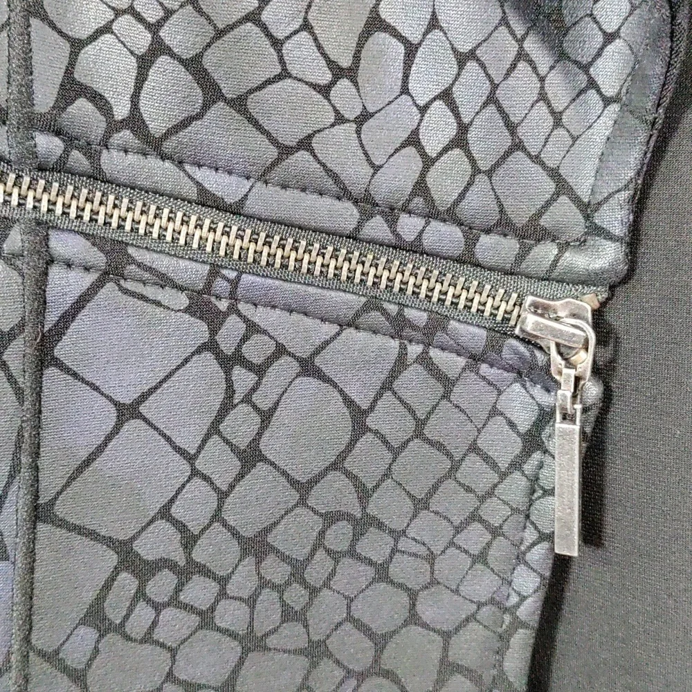 eva varro detail around capsule